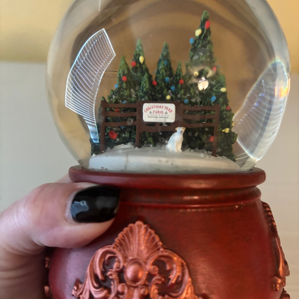 Taylor Swift Christmas Tree Farm Snow Globe - Picture 1 of 2